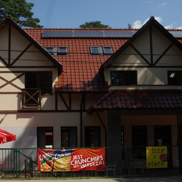 Dach z dachówki Wienerberger Alegra 9 ceglasta angoba szlachetna, łączącej trwałość z ponadczasową estetyką.